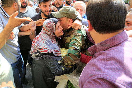combatiente de Hezbolá es recibido por la multitud Combatientes de Hezbolá regresan a casa tras cumplir la misión en Fua y Kefraya